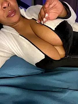 Photos of YellowHoneyDip from StripChat is Freechat